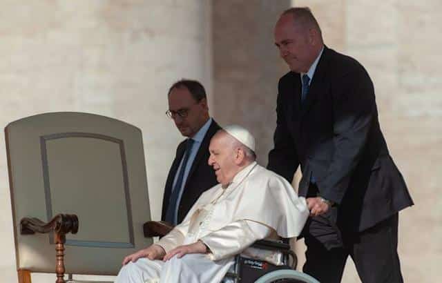 Le pape François avec des fidèles
