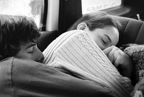 Couple échangeant une caresse tendre