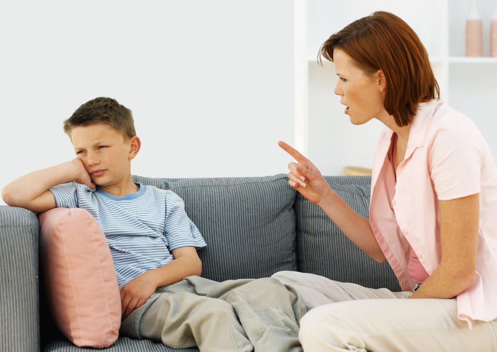 Enfant heureux dans un cadre éducatif bienveillant
