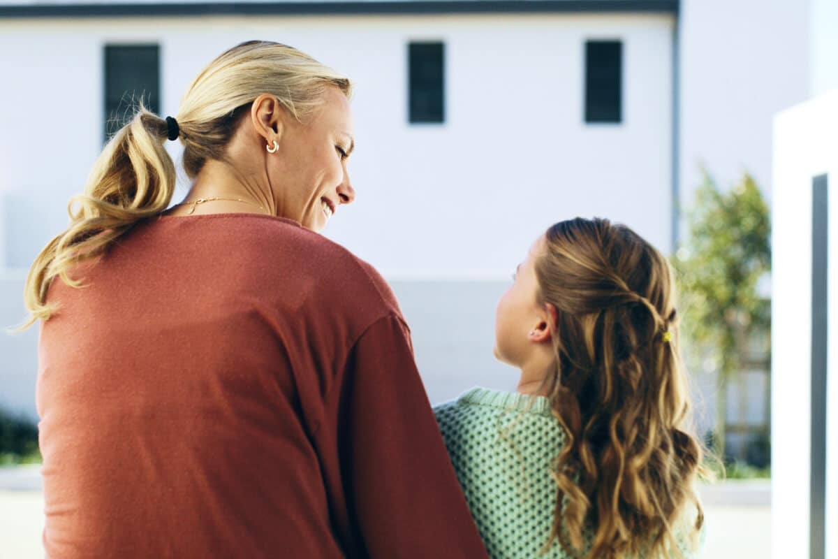 Parents et enfants communiquant efficacement