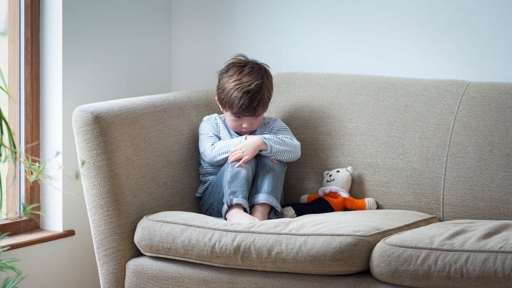Enfant hypersensible ayant du mal à exprimer ses émotions