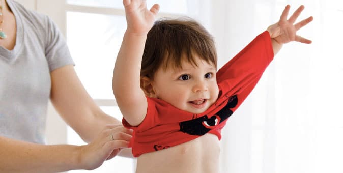 Enfant choisissant ses vêtements seul