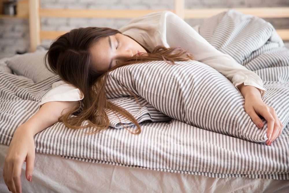 Femme épuisée sur son lit