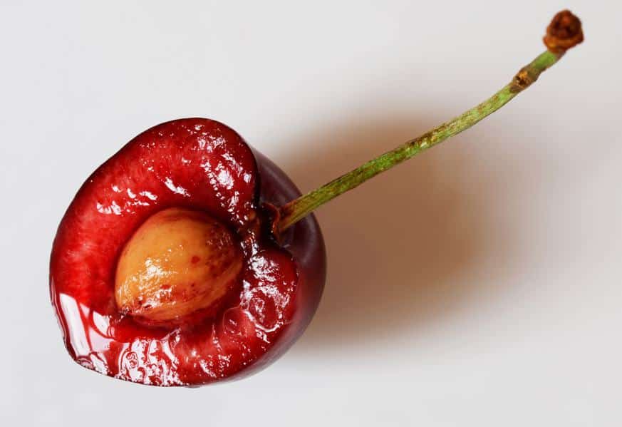 Noyaux de cerises isolés sur une table
