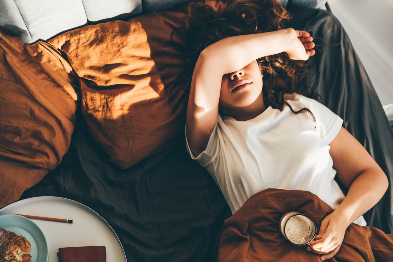 Personne fatiguée se frottant les yeux