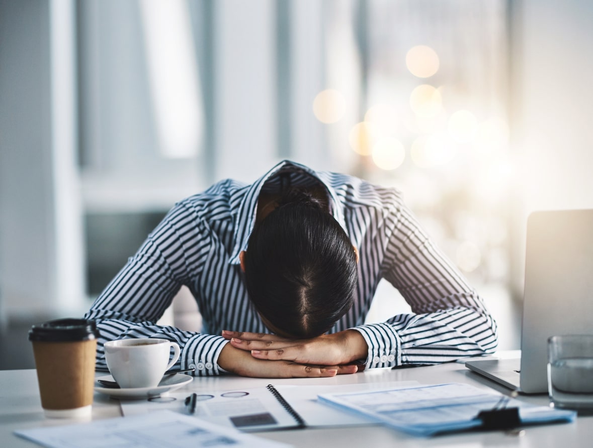 Femme épuisée au travail