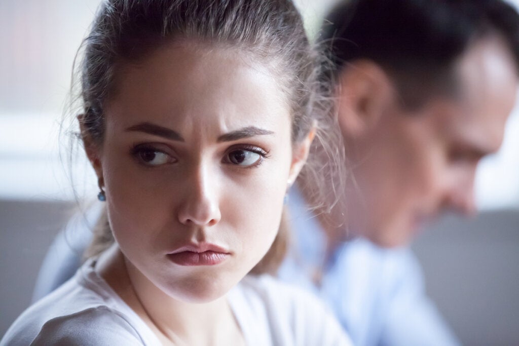 Femme en couple semblant préoccupée