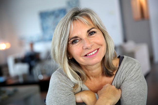 Dame élégante d'une cinquantaine d'années