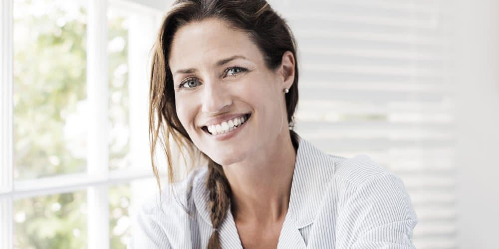Femme souriante d'une quarantaine d'années