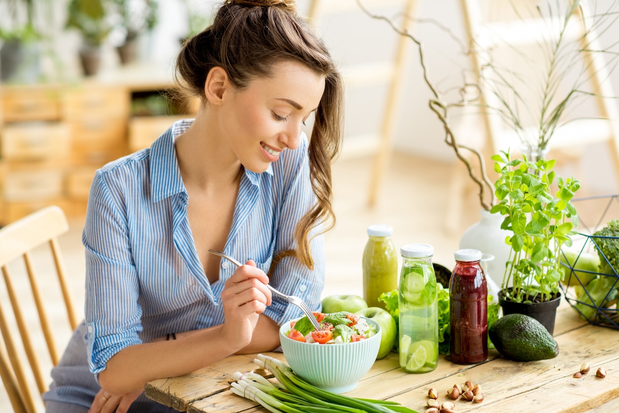 Femme préparant des légumes frais
