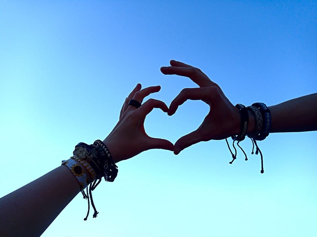 Couple formant un cœur avec leurs mains