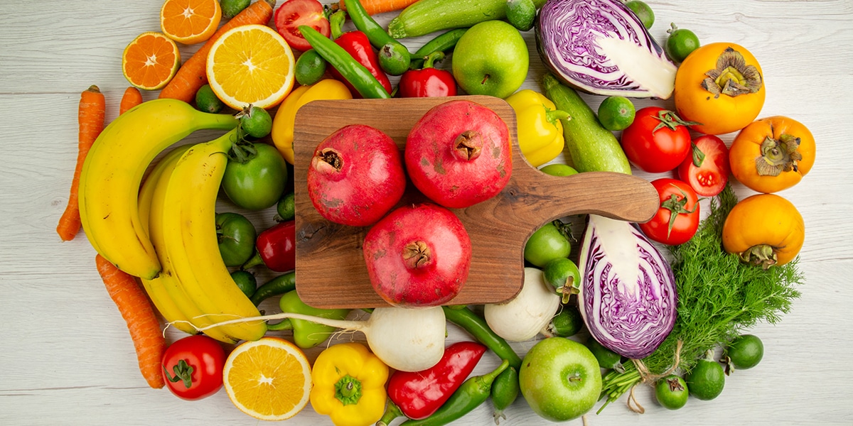 Panier de fruits et légumes colorés