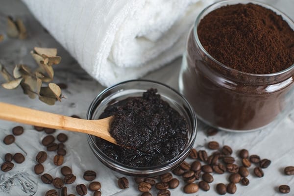 Préparation de teinture capillaire au café