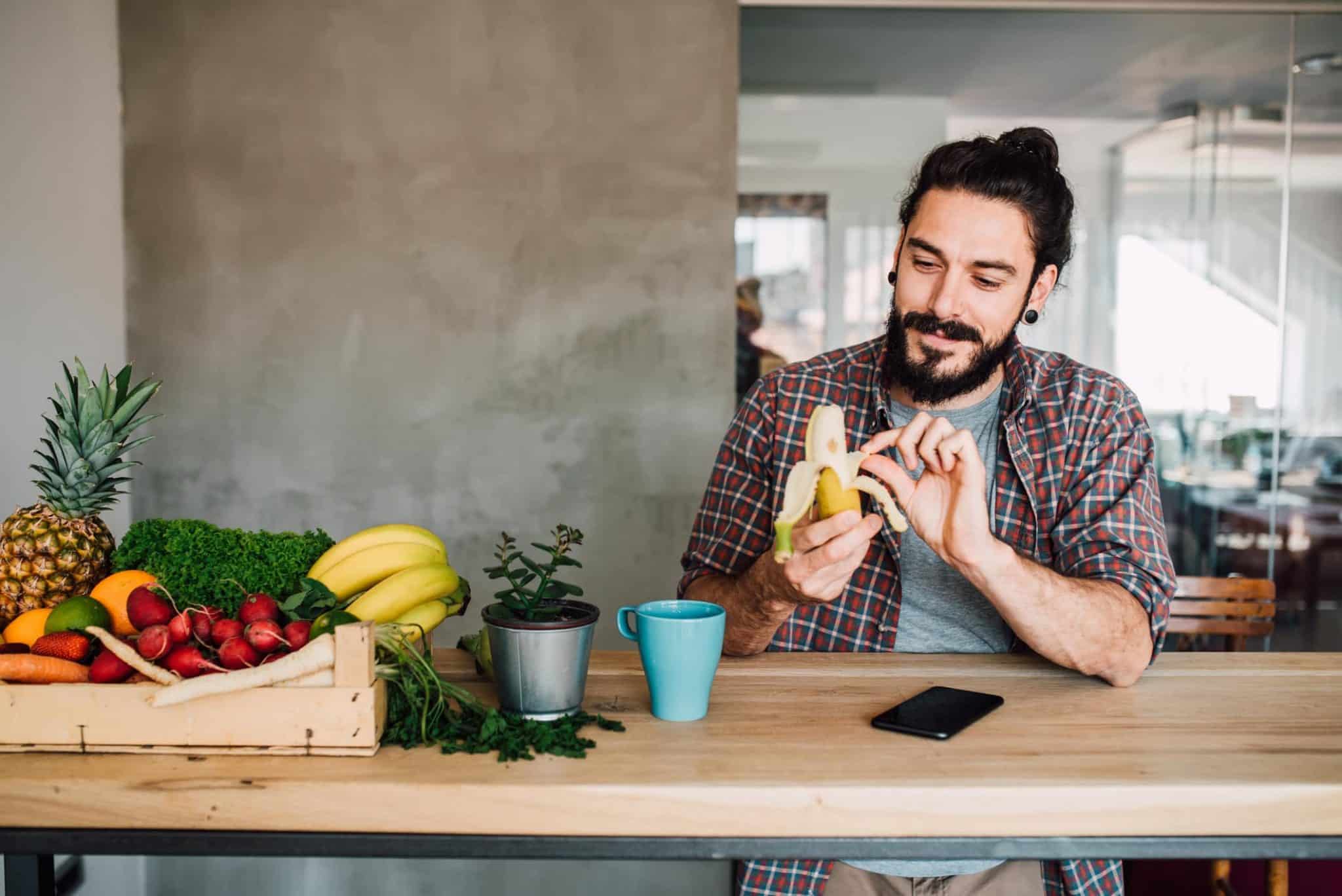 Homme mangeant une banane mûre