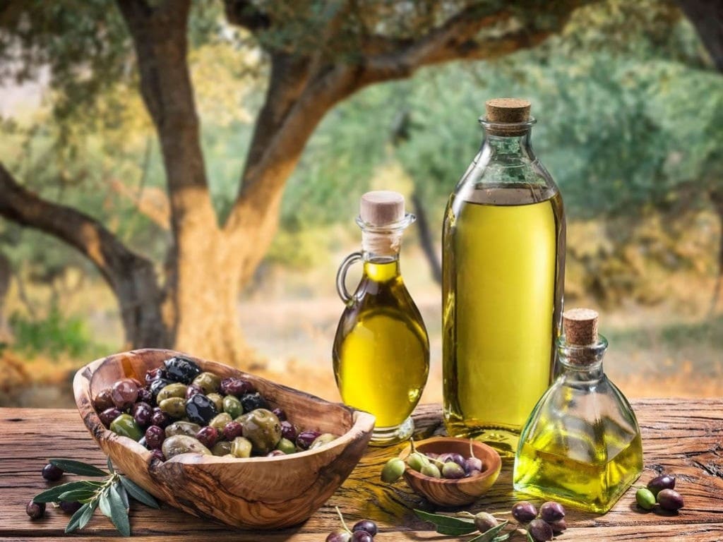 Bouteille d'huile d'olive et olives