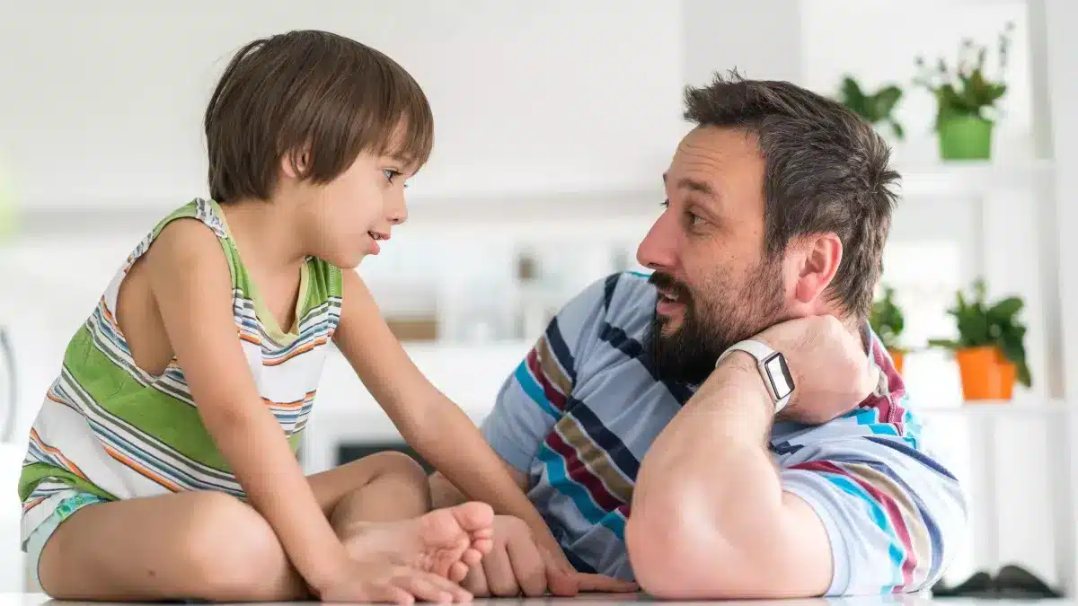 Parent écoutant son enfant