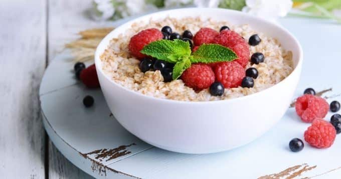 Bol de porridge aux flocons d'avoine et baies