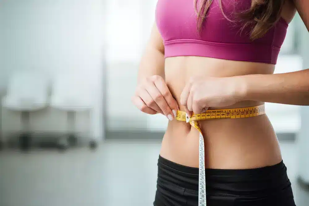 Personne mesurant son tour de taille