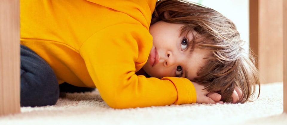Enfant solitaire cherchant sa place