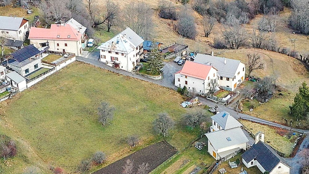 Village du Haut Vernet entouré de gendarmes