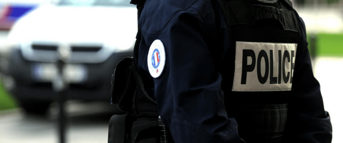 Brigadier Johnson enquêtant dans le quartier