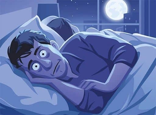 Femme souffrant d'insomnie la nuit
