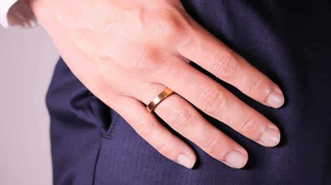 Femme portant une bague à la main droite