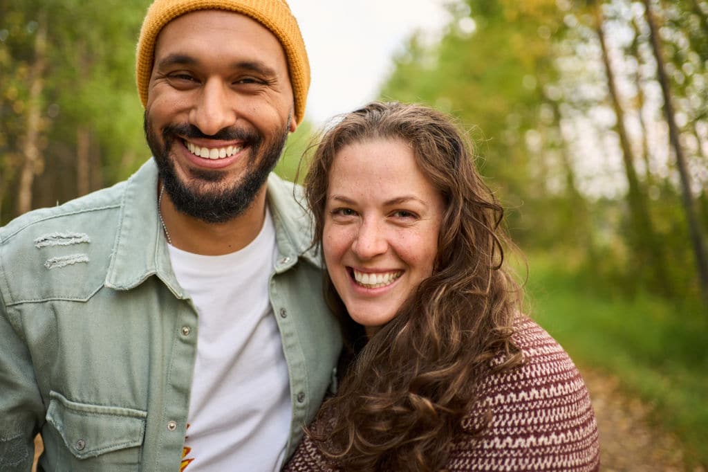 Couple heureux dans la trentaine