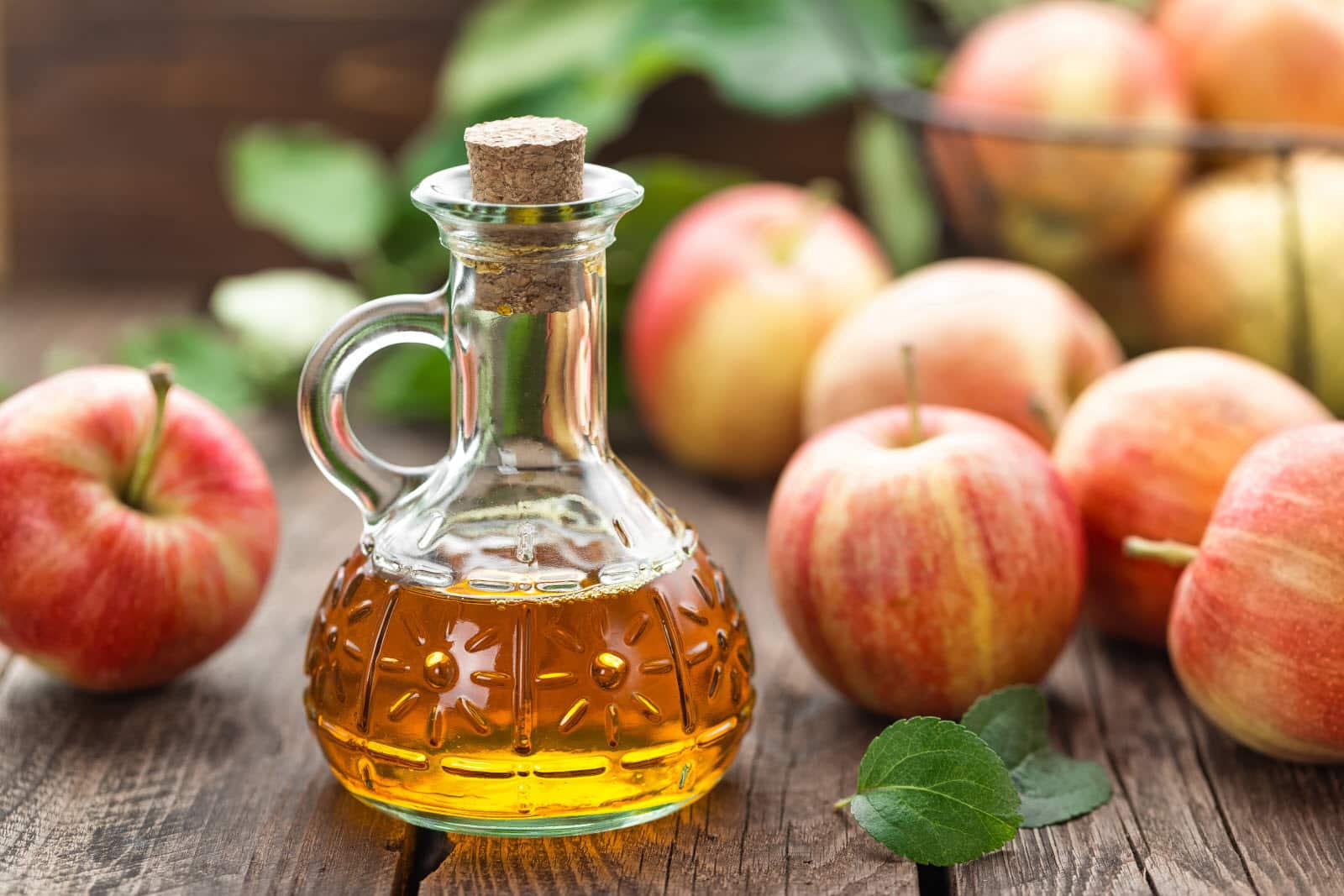 Flacon de vinaigre de cidre et pommes