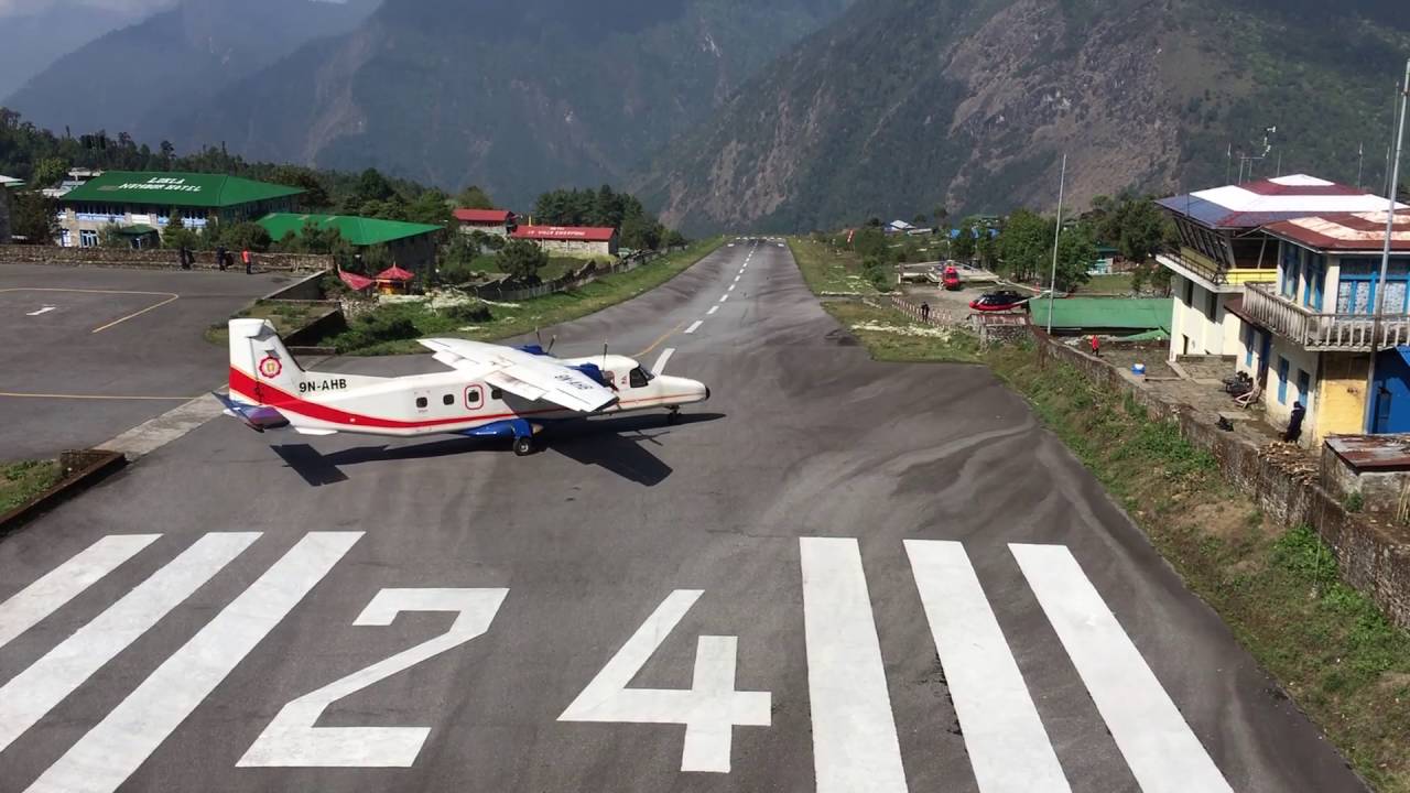 Petit avion décollant de la piste inclinée de Lukla