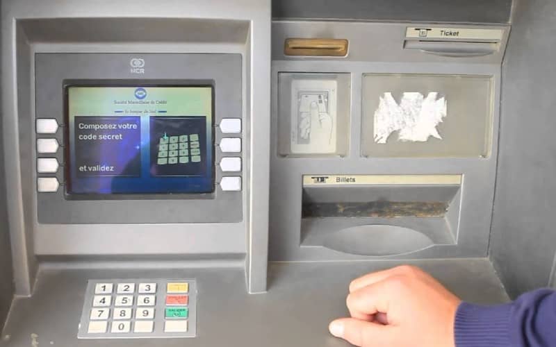 Personne utilisant un distributeur automatique