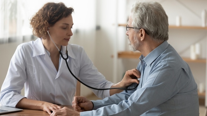 Médecin consultant un dossier médical