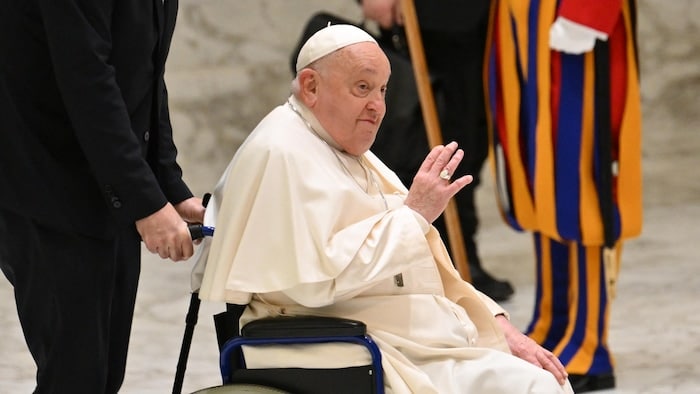 Pape François en fauteuil roulant