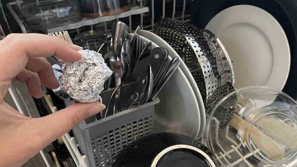 Boule d'aluminium dans un lave-vaisselle