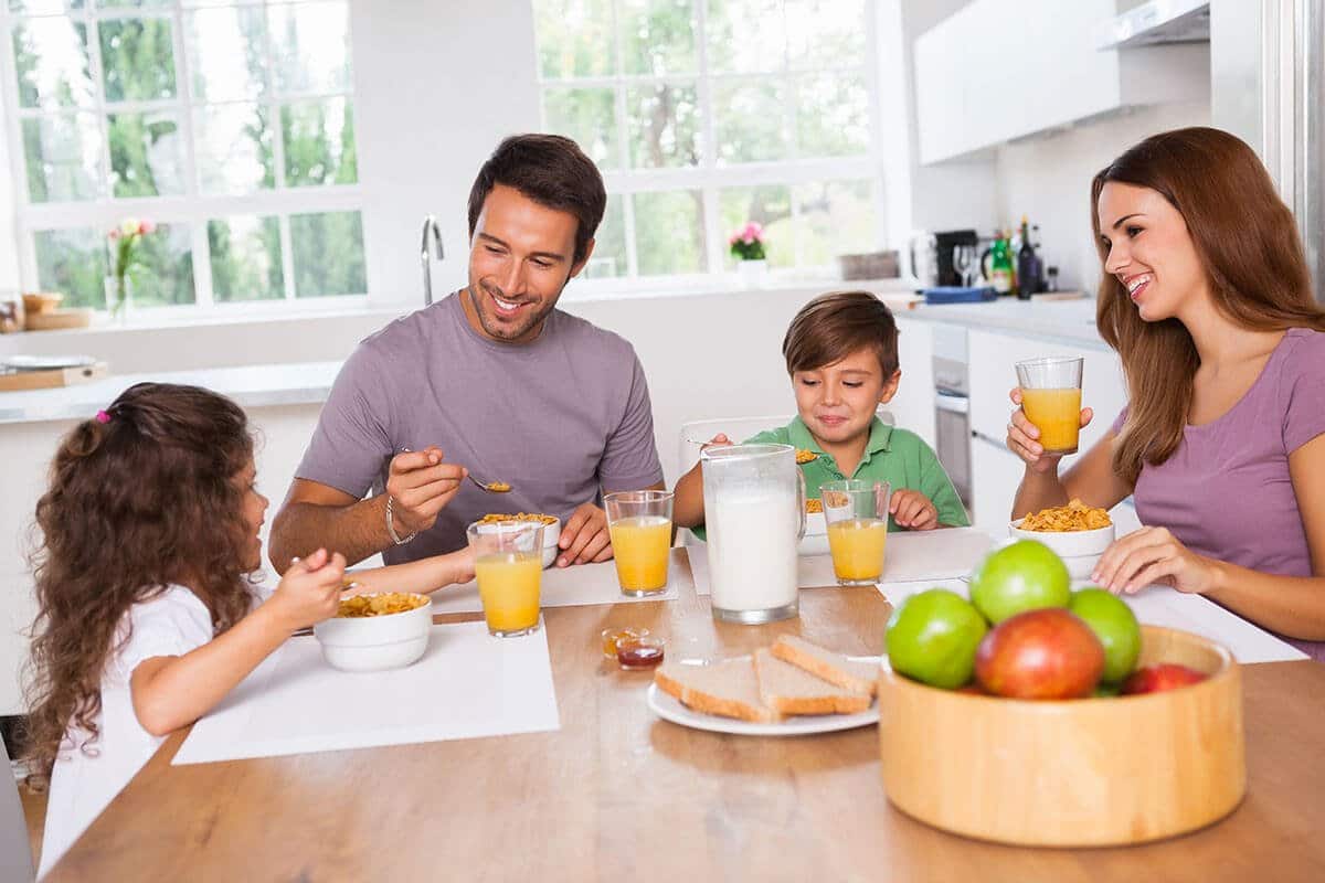 Famille prenant un petit-déjeuner complet