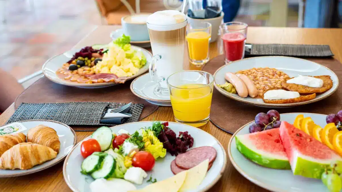Assiette de petit-déjeuner équilibré