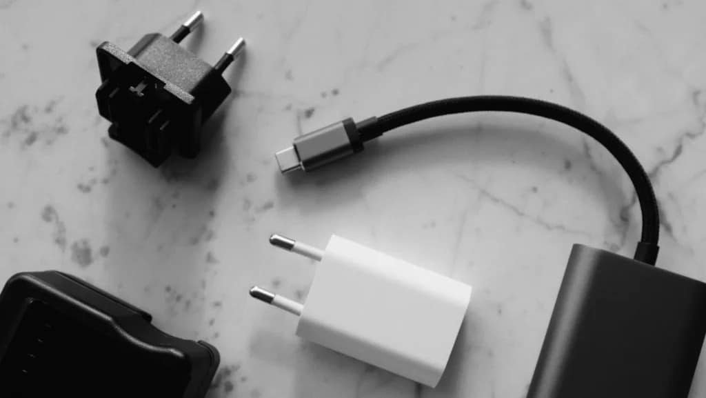 Chargeur de smartphone branché dans une prise murale