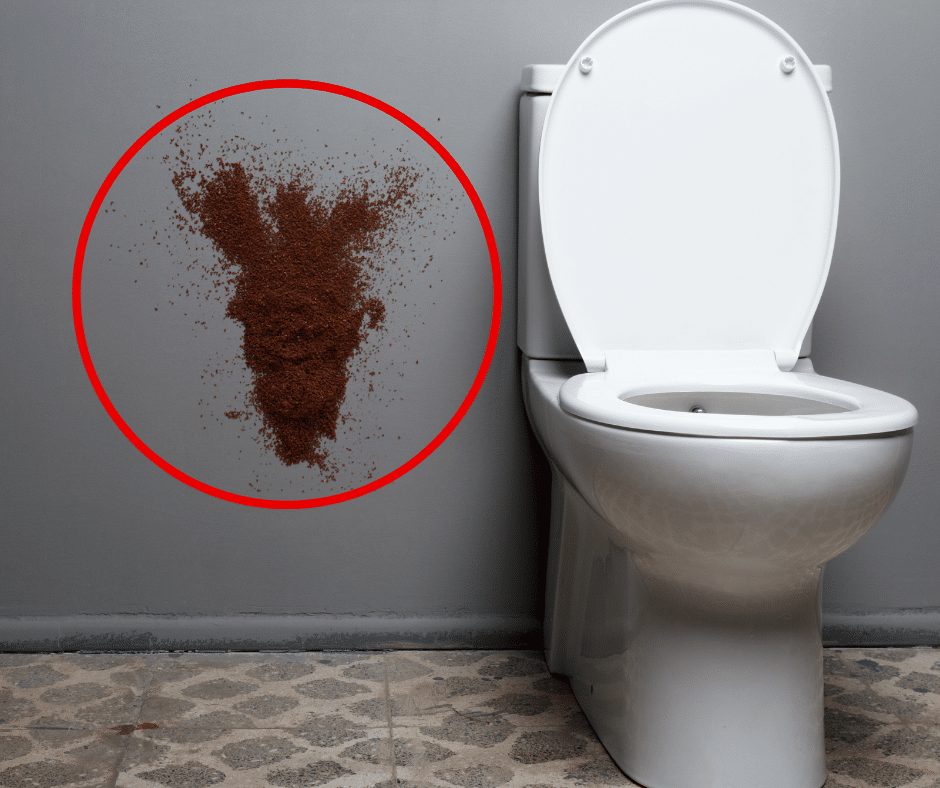 Marc de café versé dans des toilettes