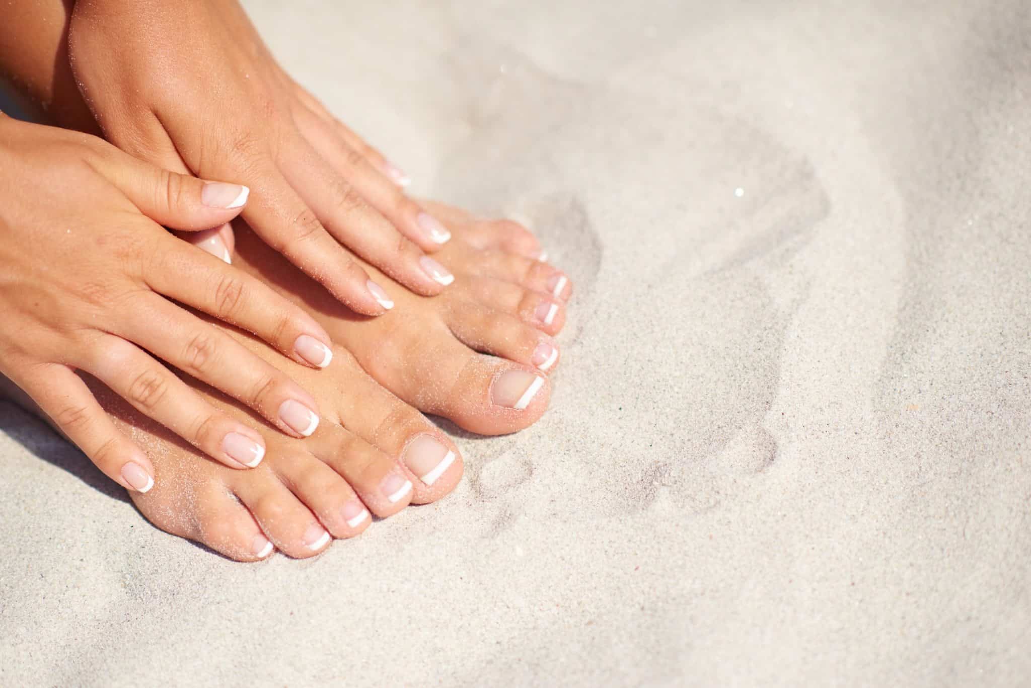 Pieds soignés sur fond de plage