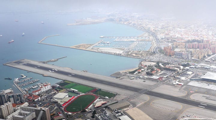 Barrières fermées sur la route traversant la piste de Gibraltar