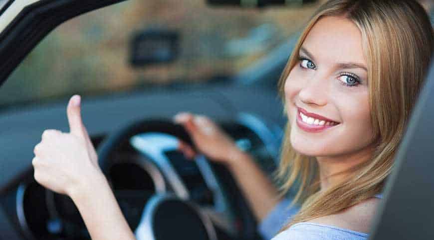 Femme vérifiant son rétroviseur avant de conduire
