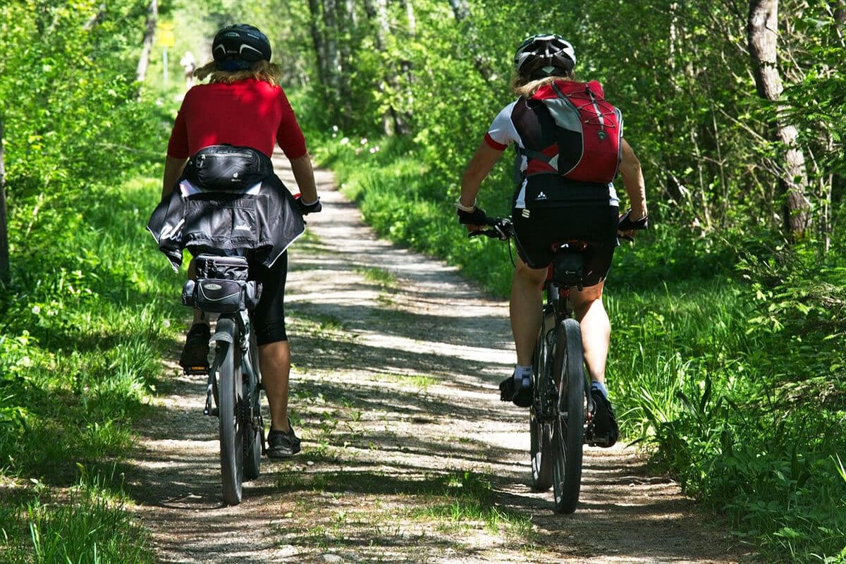 Personne faisant du vélo en extérieur