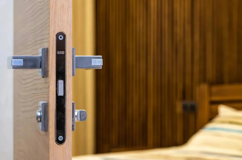 Femme ouvrant sa porte d'entrée avec surprise