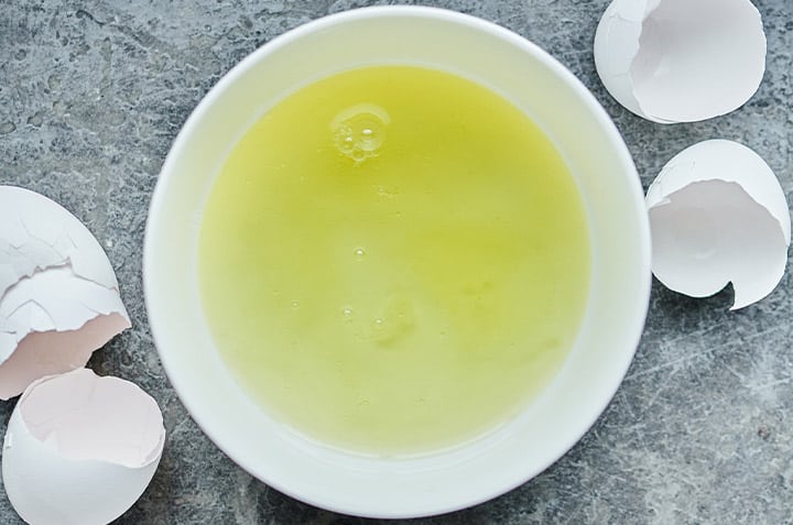 Blanc d'œufs battus pour soin visage
