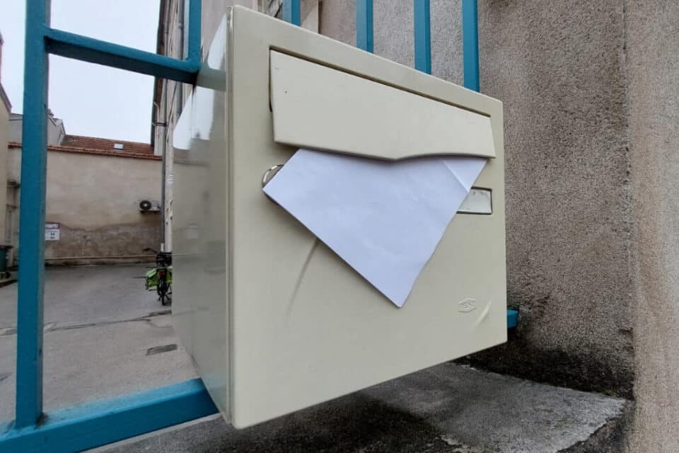 Boîte aux lettres avec feuille suspecte