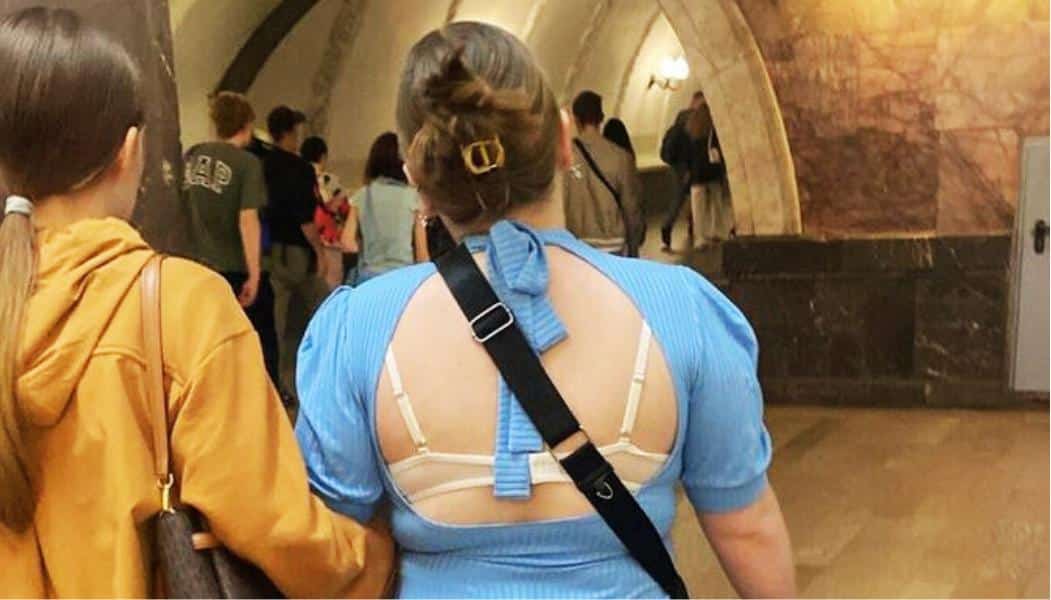 Femme portant une robe dos nu