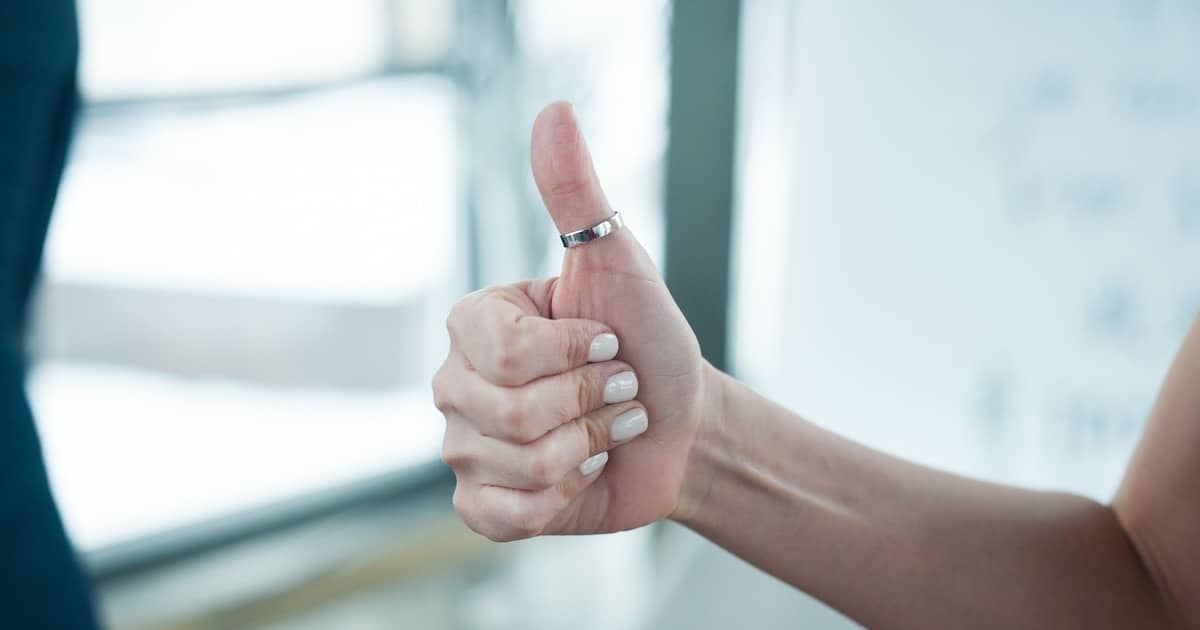 Bague portée au pouce droit
