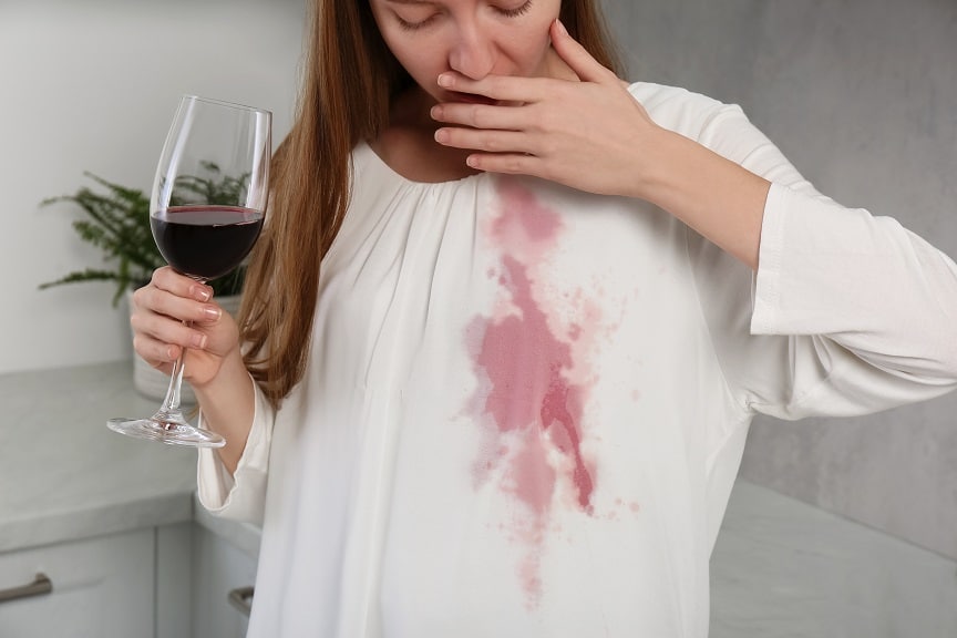 Application de vinaigre sur une tache