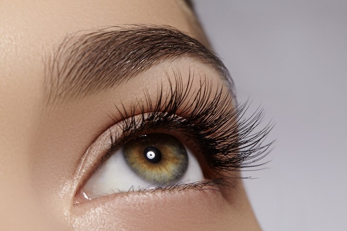 Application de vaseline sur les cils