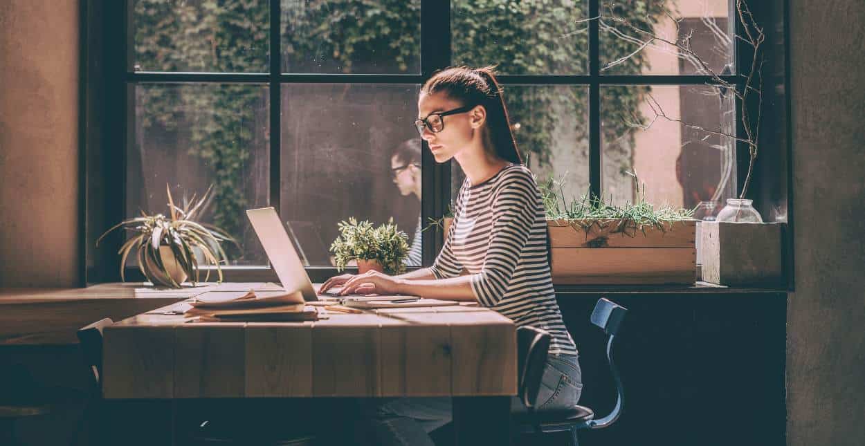 Femme intelligente travaillant sur ordinateur